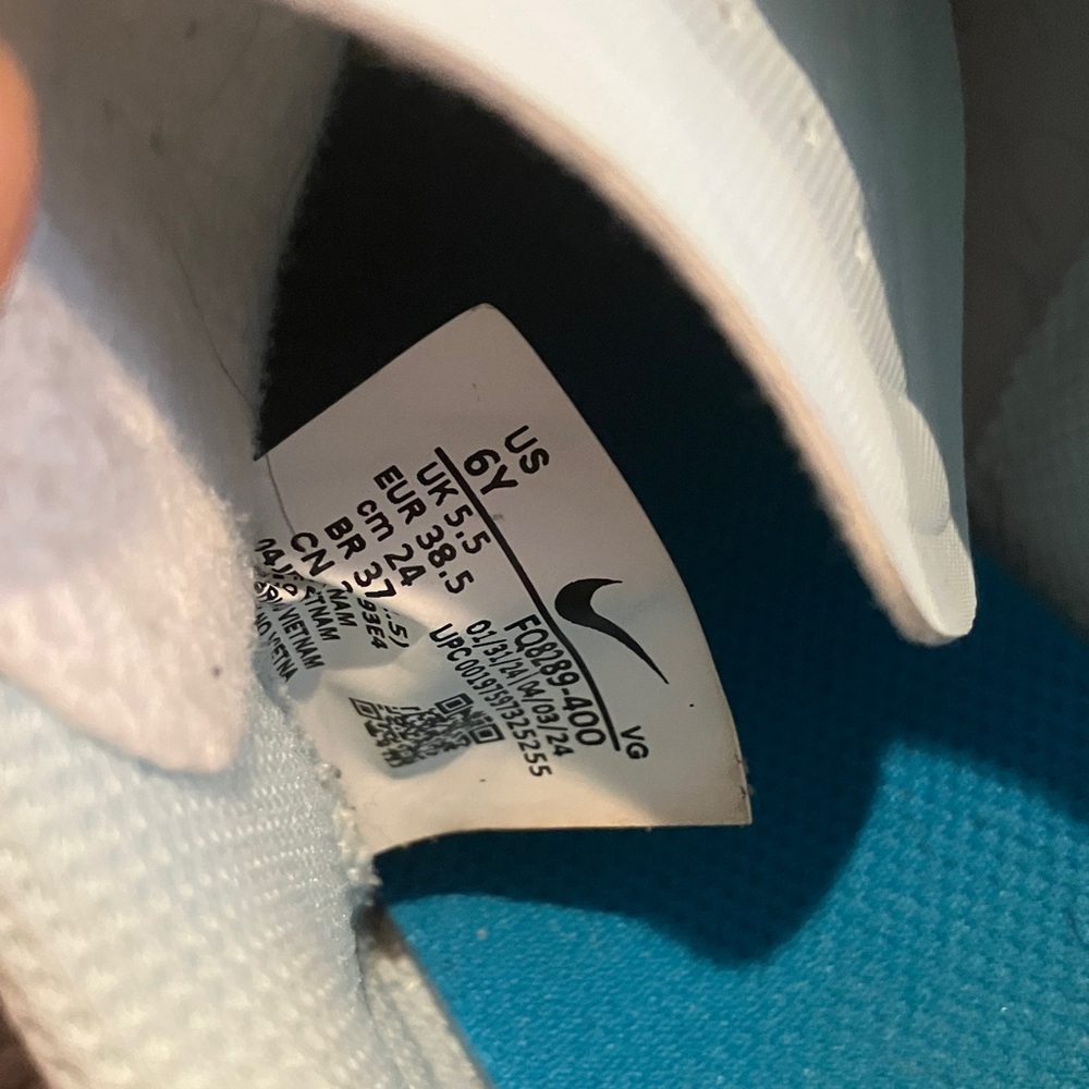 Nike White and Teal Sports Sneakers - Picture 2 of 8